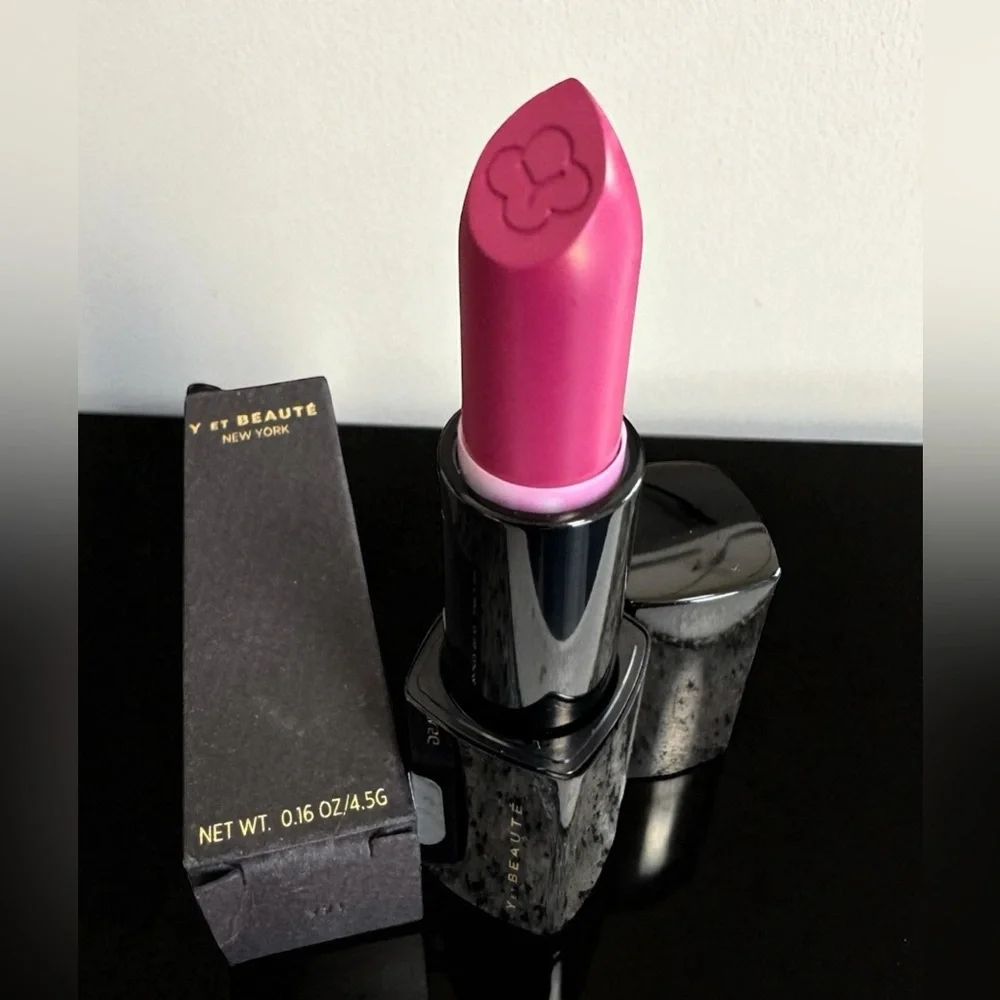 Y ET BEAUTÉ HIGH PERFORMANCE LIPSTICK - CALME. NEW IN BOX. ORGANIC.